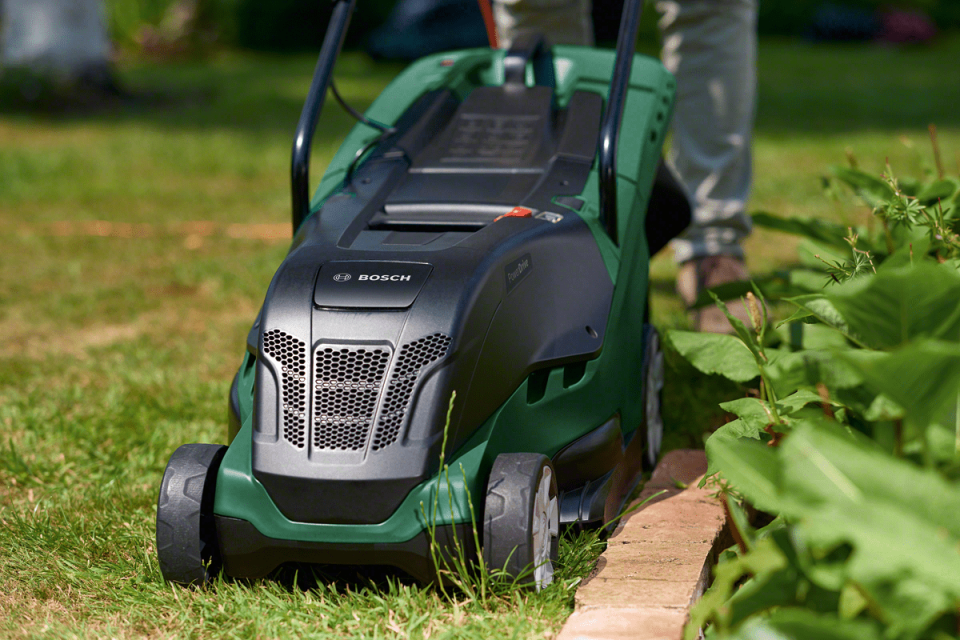 Bosch UniversalRotak 580 Çim Biçme Makinesi